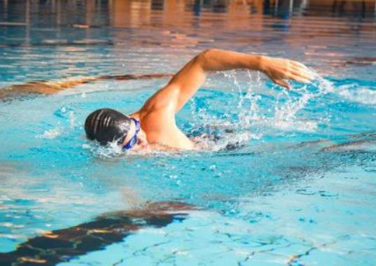 夏天露天游泳該怎么防曬?游泳憋氣要多久 夏天露天游泳該怎么防曬?游泳憋氣要多久