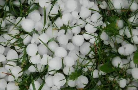 下冰雹是繼續(xù)開(kāi)車(chē)還是停下來(lái)3