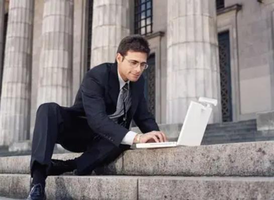 如何挑選西裝顏色?怎么看衣服面料